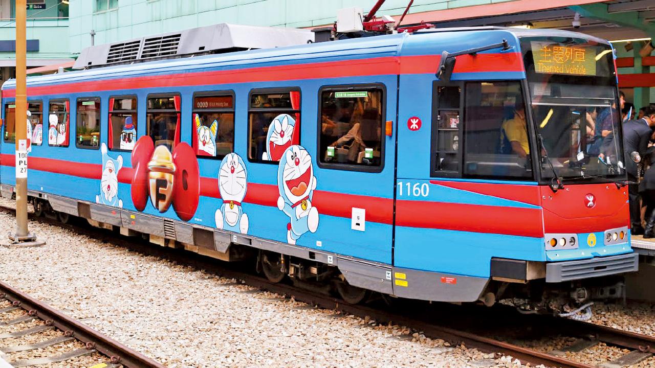 輕鐵兆康站變身主題月台 多啦A夢列車遊走輕鐵東鐵機鐵