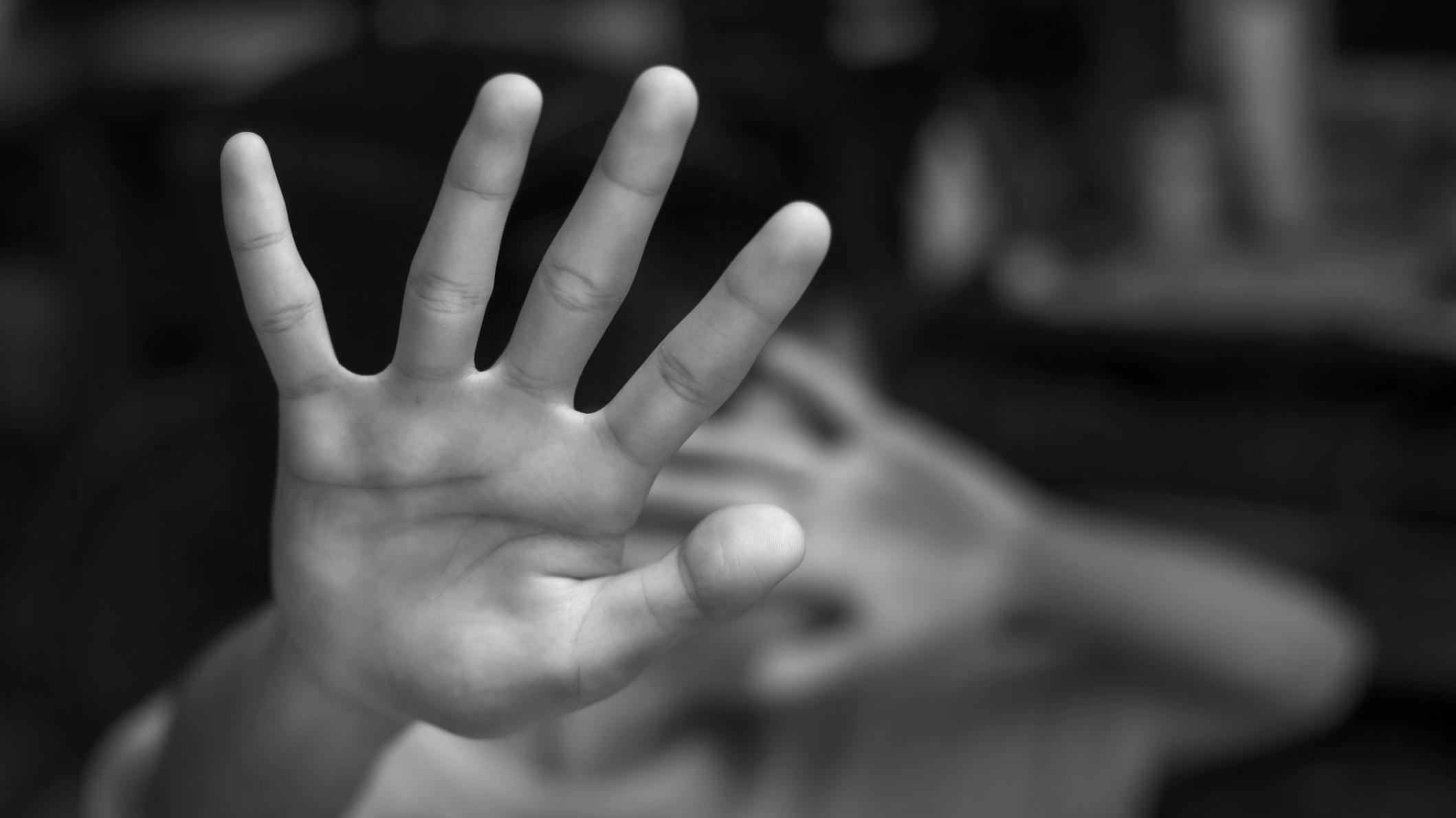 立法會正審議《強制舉報虐待兒童條例草案》。