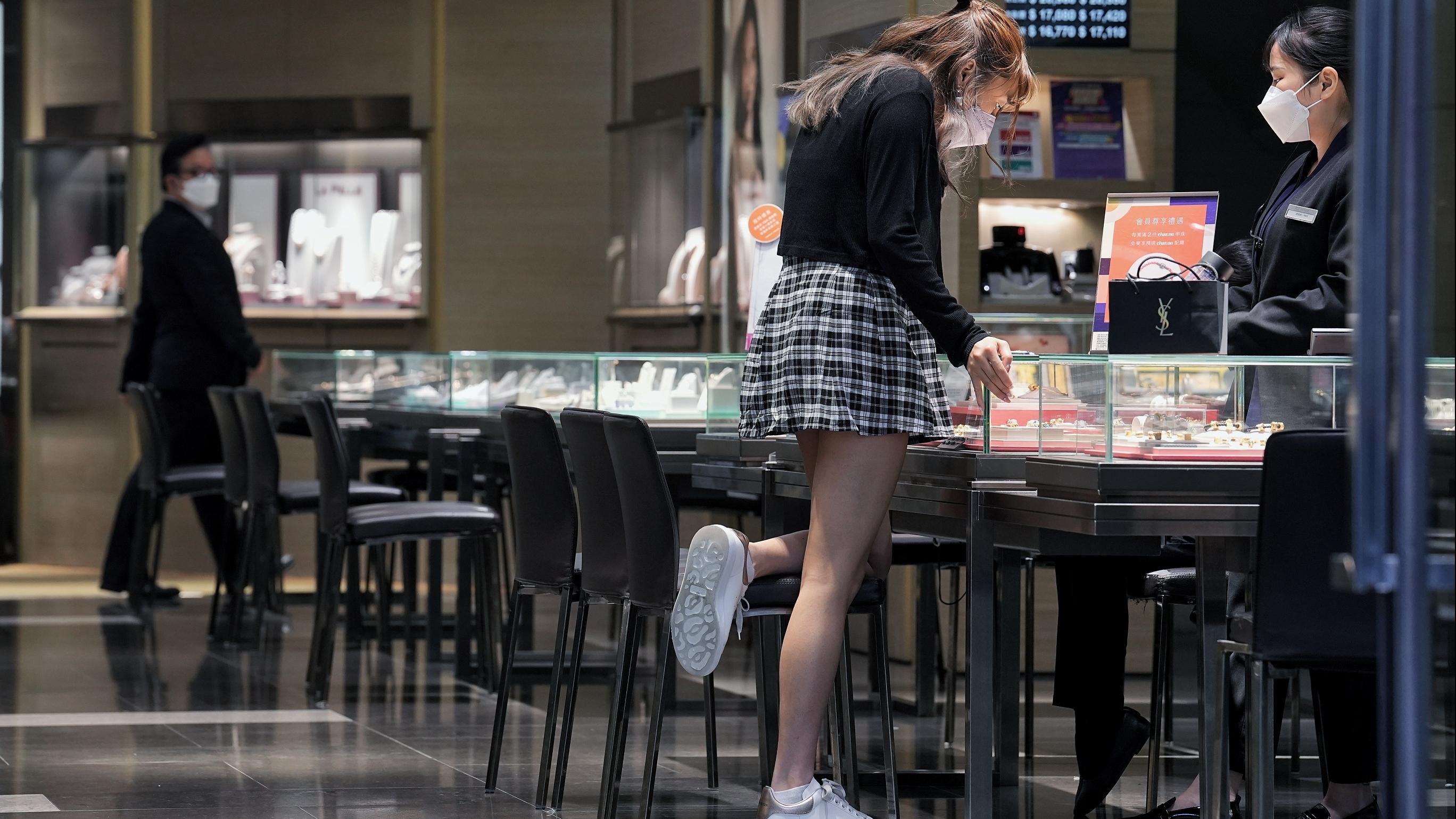 疫後不同業界的從業員不少仍帶著口罩