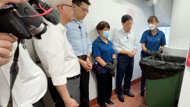 李家超向清潔工了解工作情況。(影片截圖)