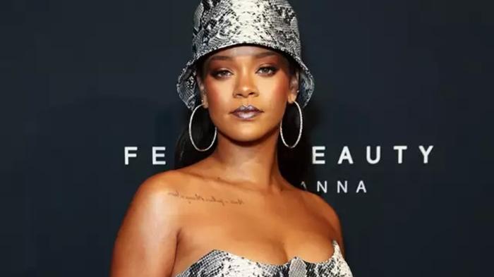Rihanna潮爆穿8,000元「襪鞋」紐約行街