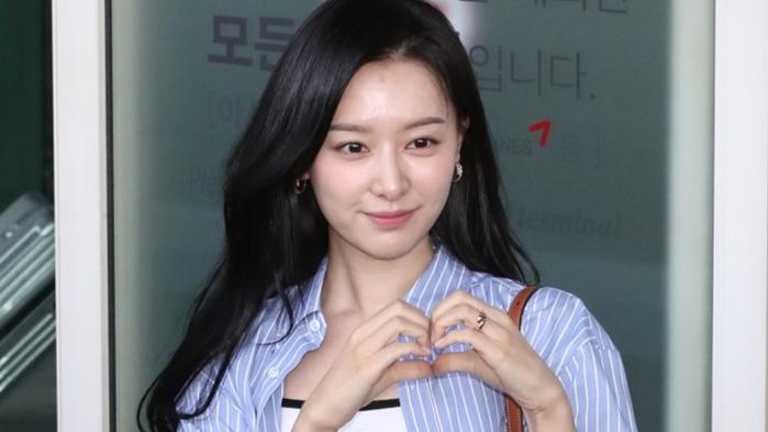 淚之女王｜金智媛飛新加坡出席活動 迫爆仁川機場(有片)