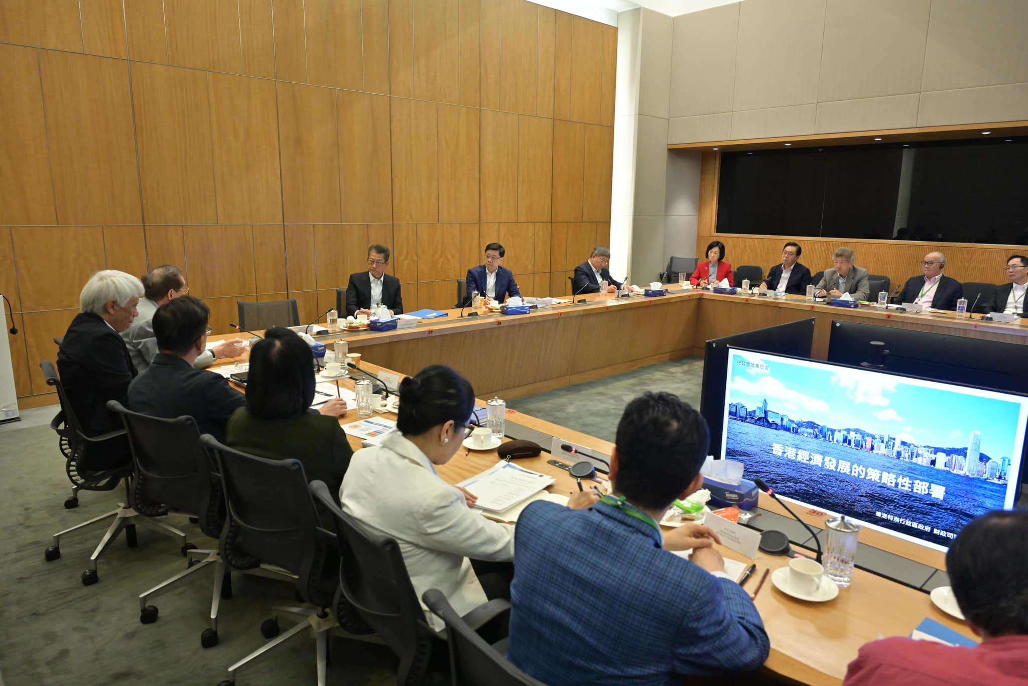  李家超帶領主要官員與行政會議非官守成員舉行集思會。（李家超社交專頁）