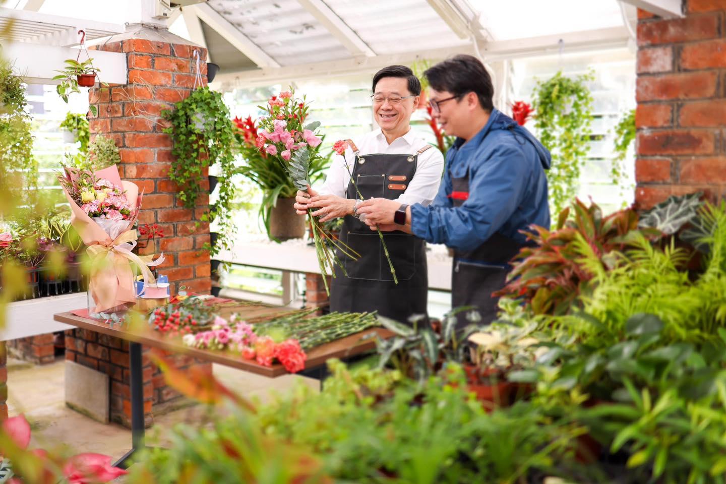 李家超為媽媽及太太準備花束。(李家超FB)