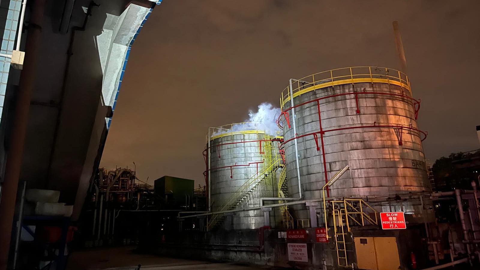 其中一個儲存缸冒出白煙。(消防處FB)