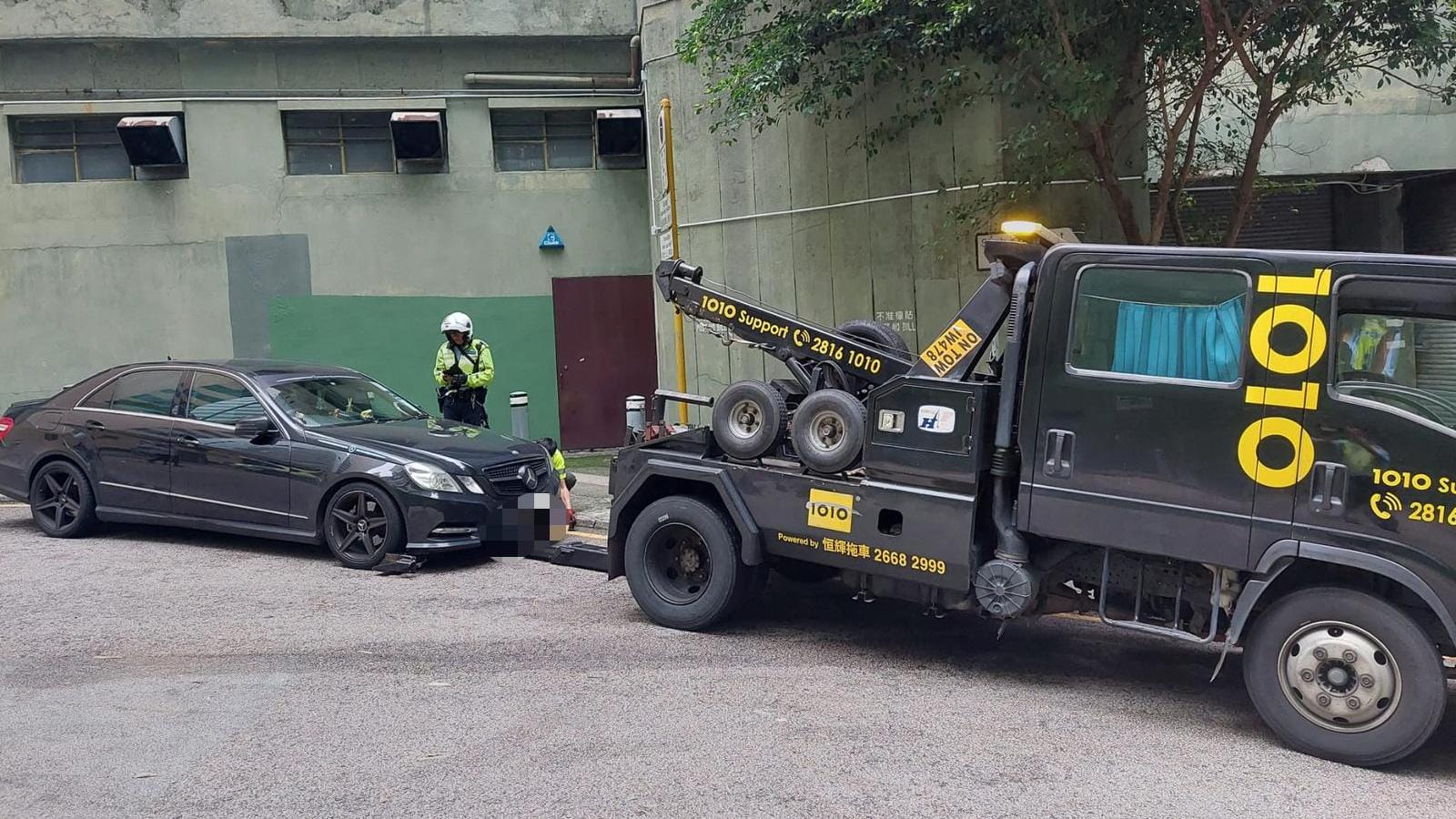警方於上周三及四(22和23日)針對葵青工業區車輛的違泊問題及街邊維修車輛執法，共發642張俗稱牛肉乾的定額罰款通知書，並檢控相關店鋪負責人。(FB葵青警區圖片)
