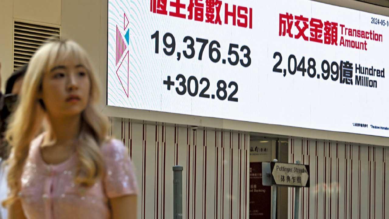 藍籌佔半｜內房瘋漲 花樣年飆63% 港股成交破2千億 年半高