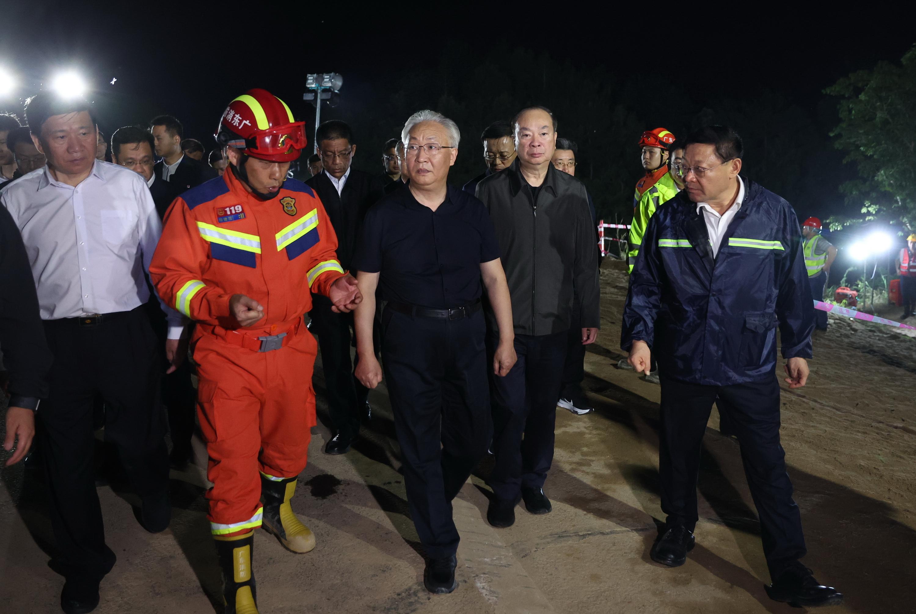 梅龍高速路陷｜國務院副總理張國清周四赴梅州市指導應急處置工作，又到梅州市人民醫院探望傷者。(新華社)