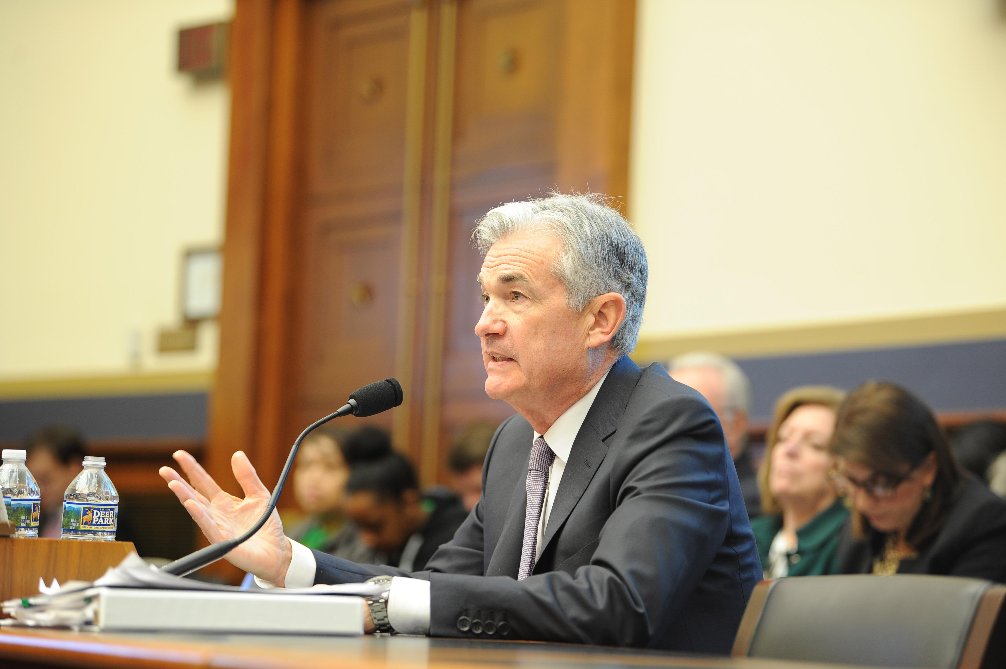 聯儲局主席鮑威爾指，要更多時間讓高利率政策發揮作用，市場認為是推遲減息的訊號。