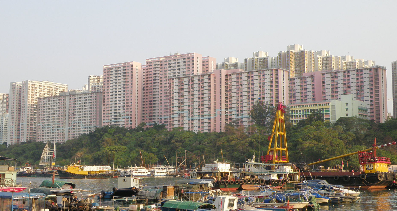 該名居住於鴨脷洲邨(圖)的公屋居民，在2022年填寫入息及資產申報表時，申報並無擁有香港住宅物業，其後調查揭發，該居民案發時全權擁有一個位於荃灣的住宅物業。(資料圖片)