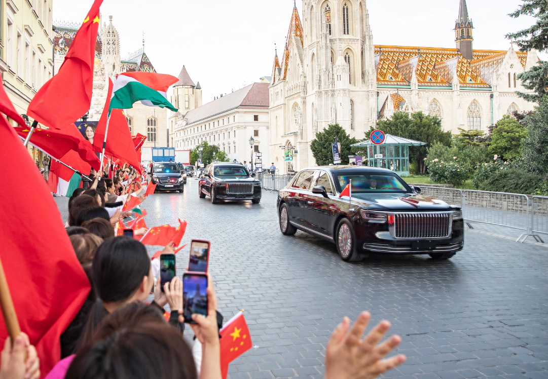 國家主席習近平結束對匈牙利進行國事訪問後乘專機離開布達佩斯回國。赴機場途中，旅匈華人華僑和留學生聚集在道路兩旁。(新華社)