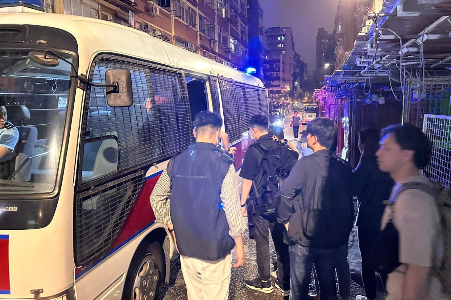 警全港各區反黑拘142人。(警方提供)