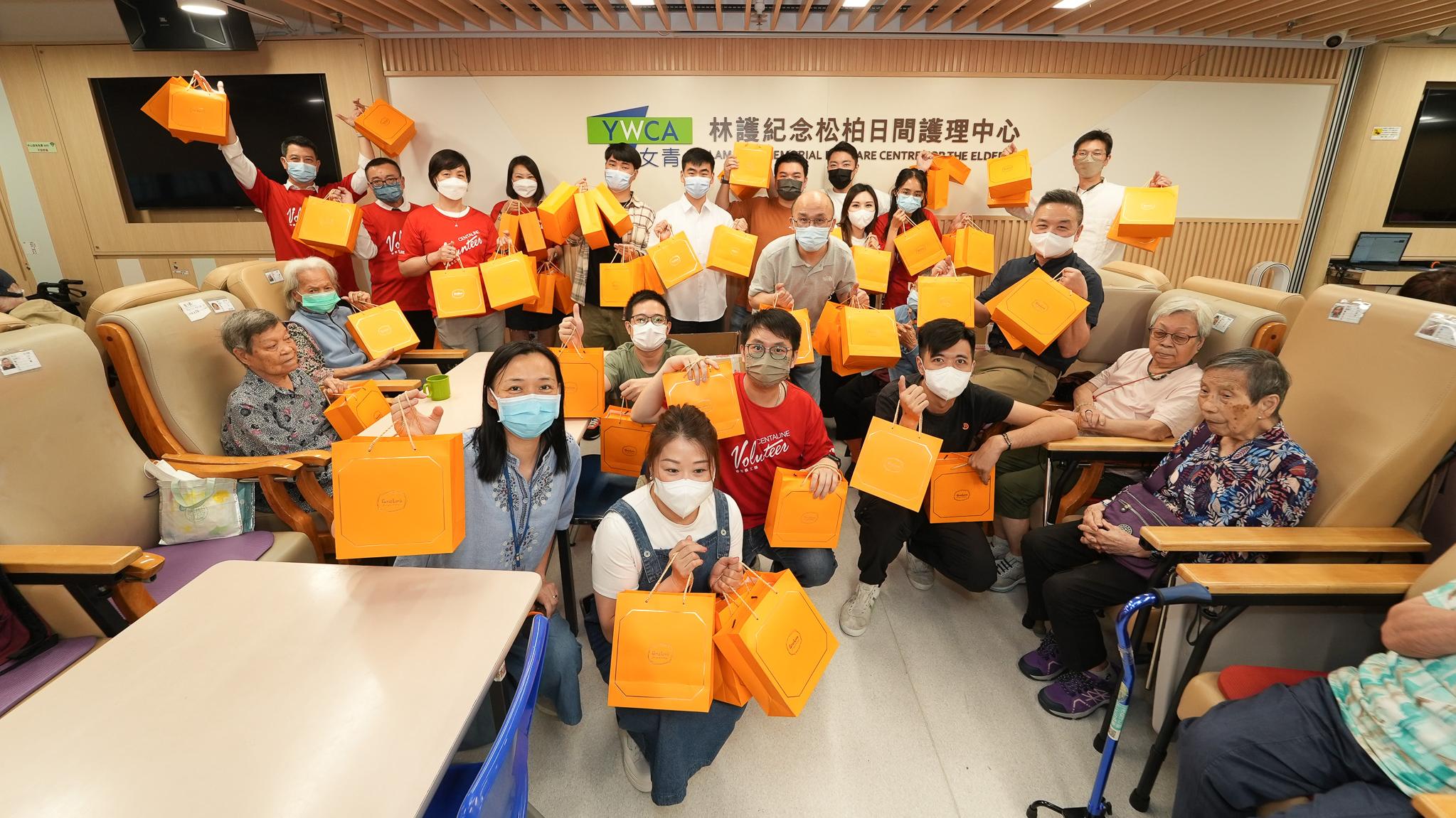 中原精英會與義工隊探訪長者 慶祝父母親節