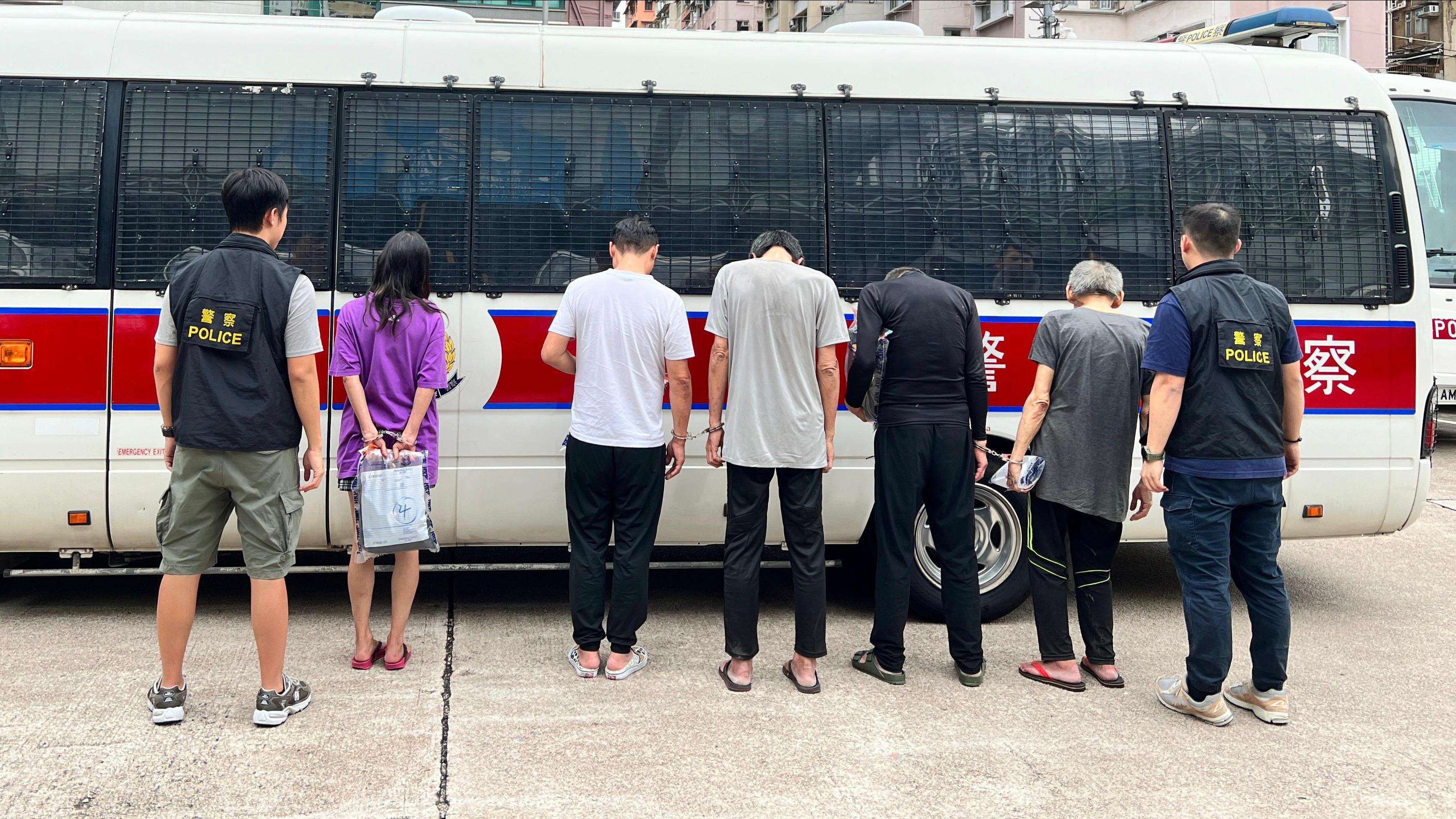 旺角警區特別職務隊人員根據線報及經深入調查，今日(13日)進行打擊毒品行動，突擊搜查通菜街一單位，行動中一共拘捕5男1女。