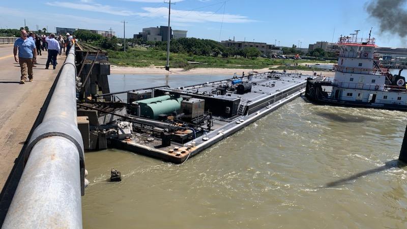 德州載油駁船撞毀橋漏油，1人墮海獲救。(X)