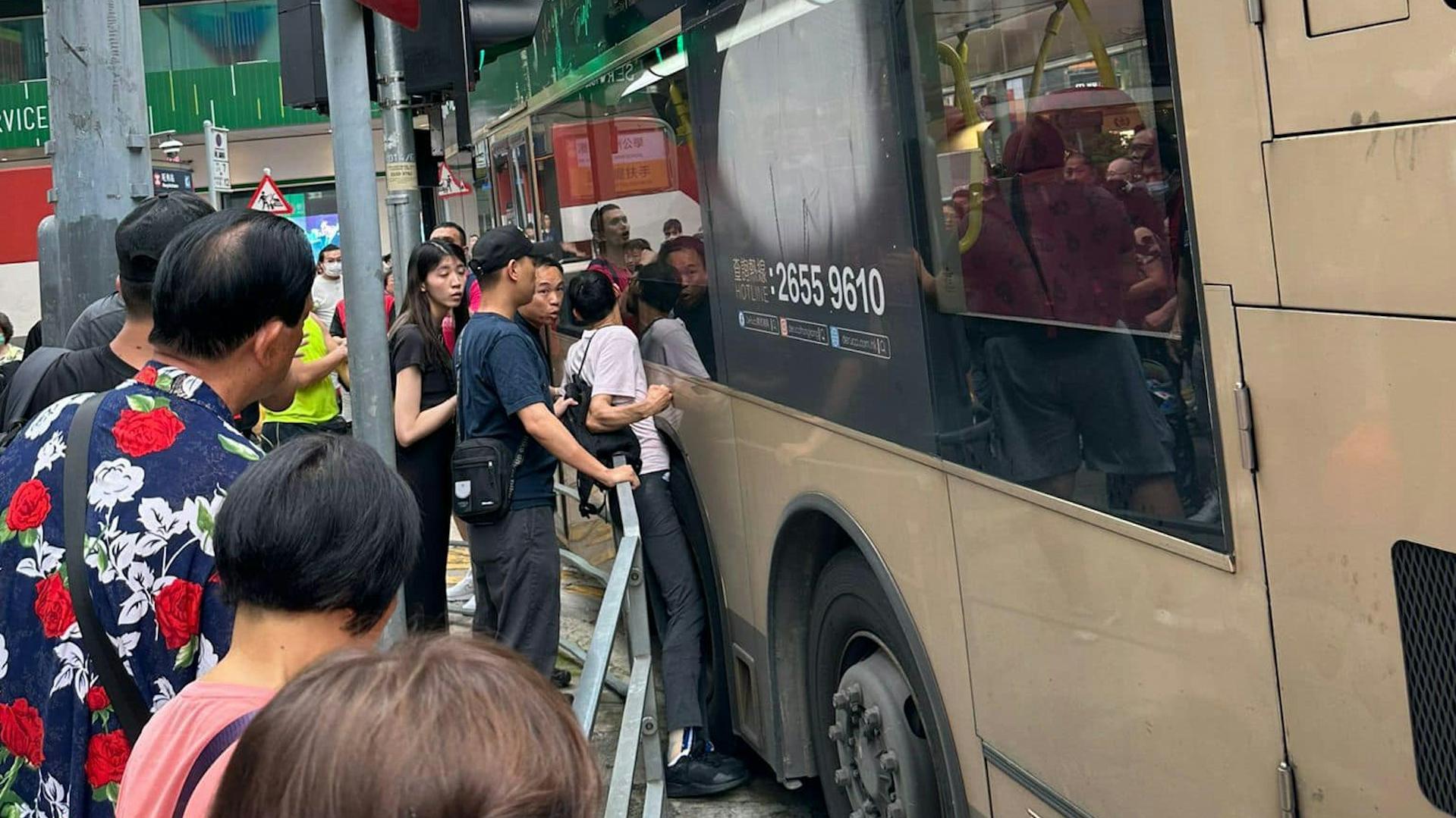 男傷者被夾於巴士與鐵欄之間。（FB馬路的事 (即時交通資訊台)圖片）