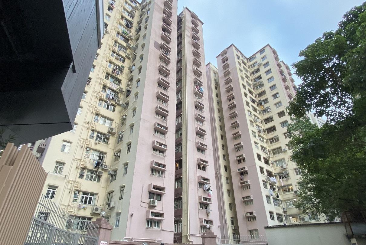 北角百福花園樓價略為回升，屋苑最新錄兩房高層戶以555萬元沽出，呎價重上1萬元水平。