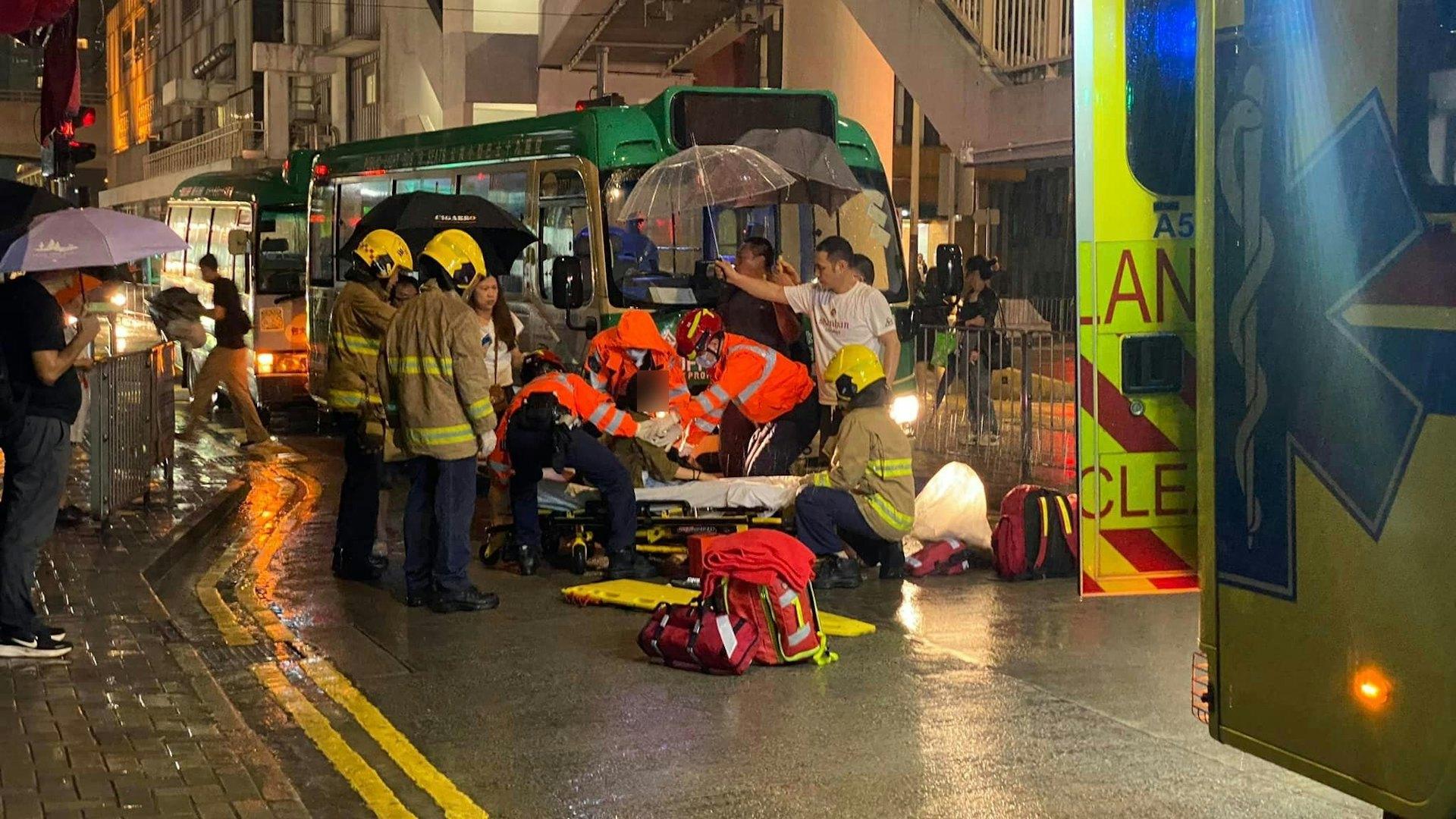 有熱心途人為女童及救援人員撐傘擋雨。(Sammul Wong / 筲箕灣西灣河關注組)