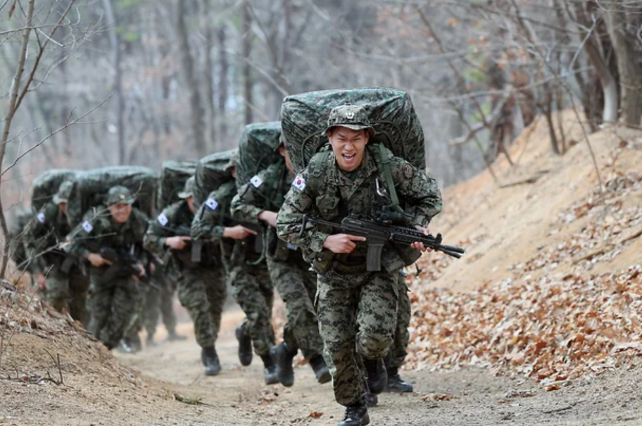 南韓陸軍6名士兵日前接受體罰，全副武裝跑操場期間，其中一名新兵突然昏迷，送院搶救兩日後死亡。軍方表示，相關訓練存在不符合規定的部分，正與警方展開調查。 (資料圖片)