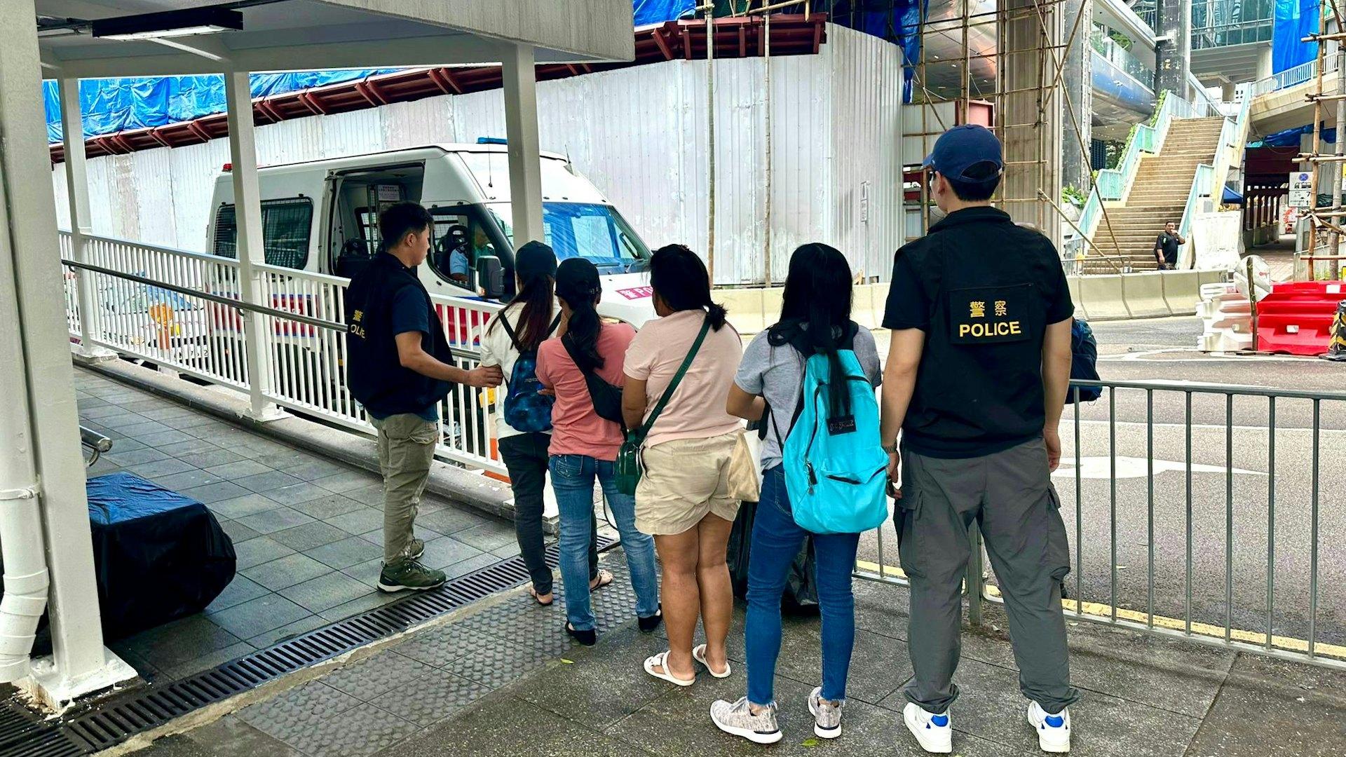 警方中區警區特別職務隊人員今早(26日)約10時，在區內進行打擊非法街頭賭博行動。(警方圖片)