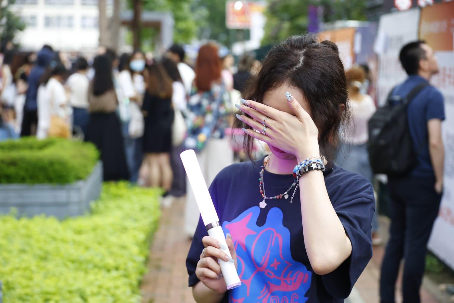 五月天香港演唱會2024｜粉絲哭了坐喺門口大合唱 大陸fans撲場空