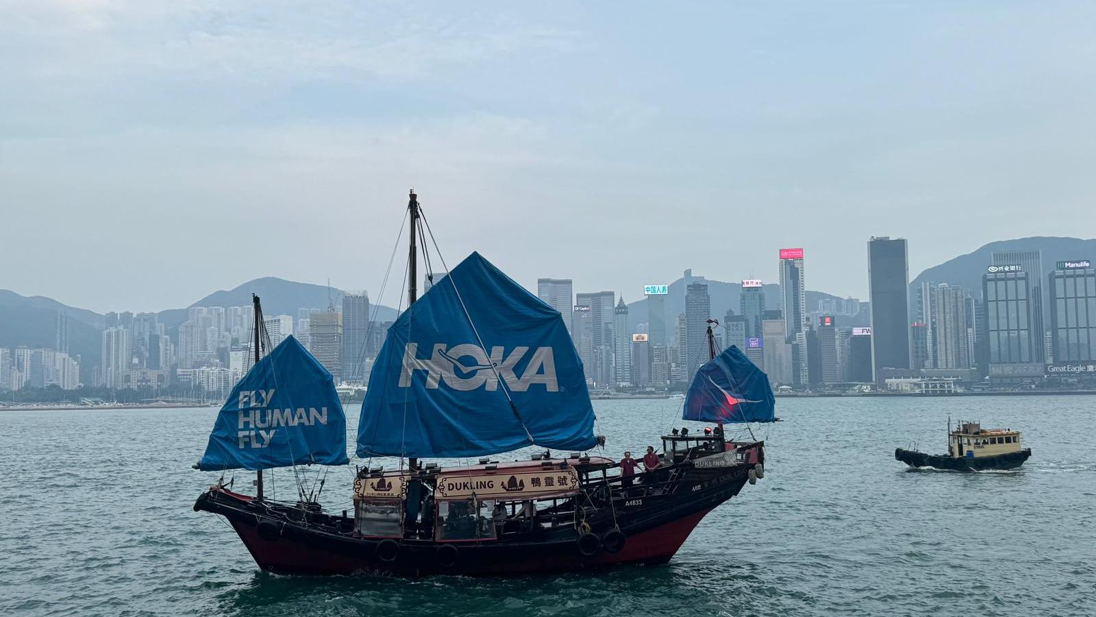 HOKA「鴨靈號」登陸維港供市民打卡　號召跑手齊跑步體驗競速跑鞋