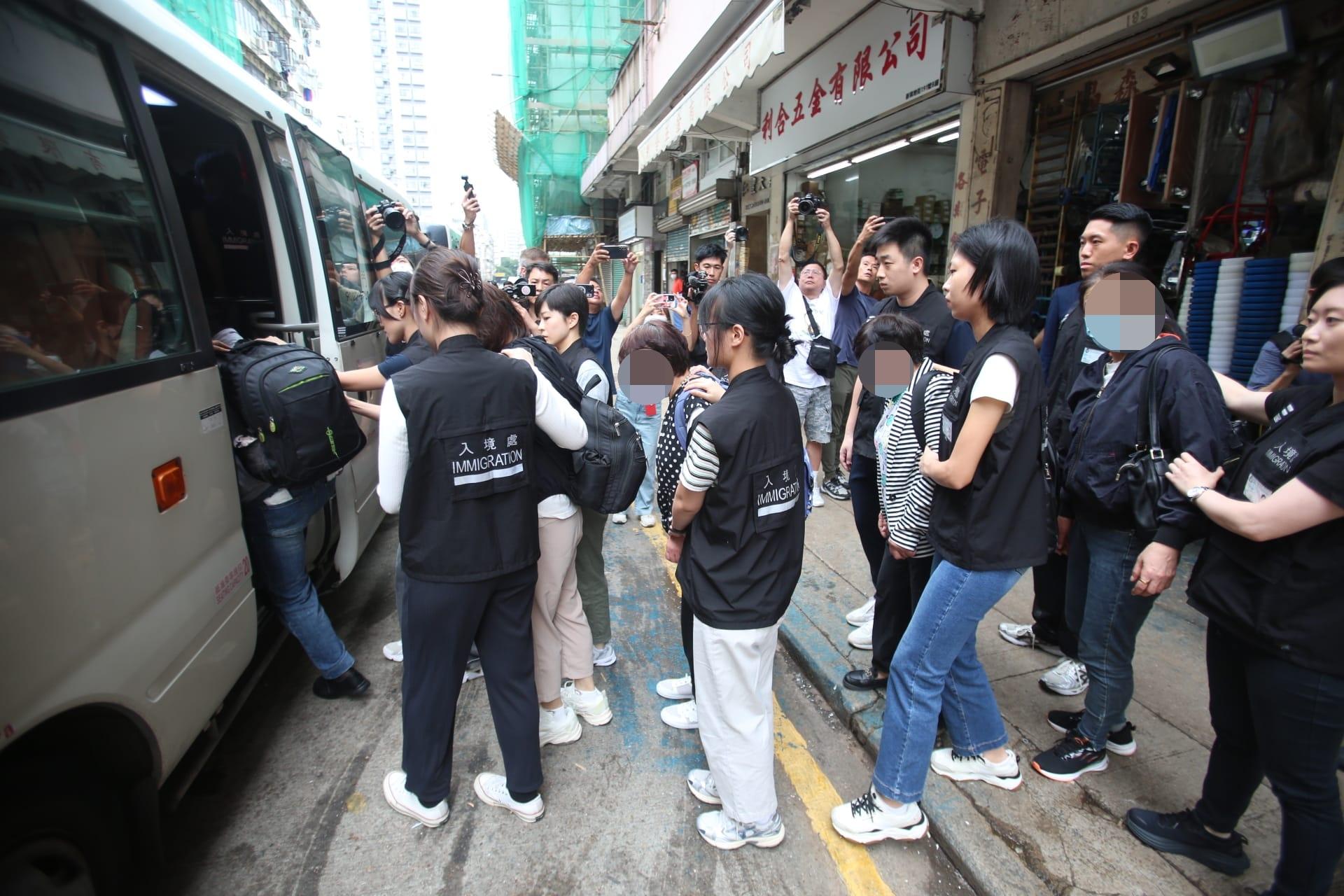 油麻地唐樓劏房變黑工宿舍　入境處拘15人檢粗劣假身分證