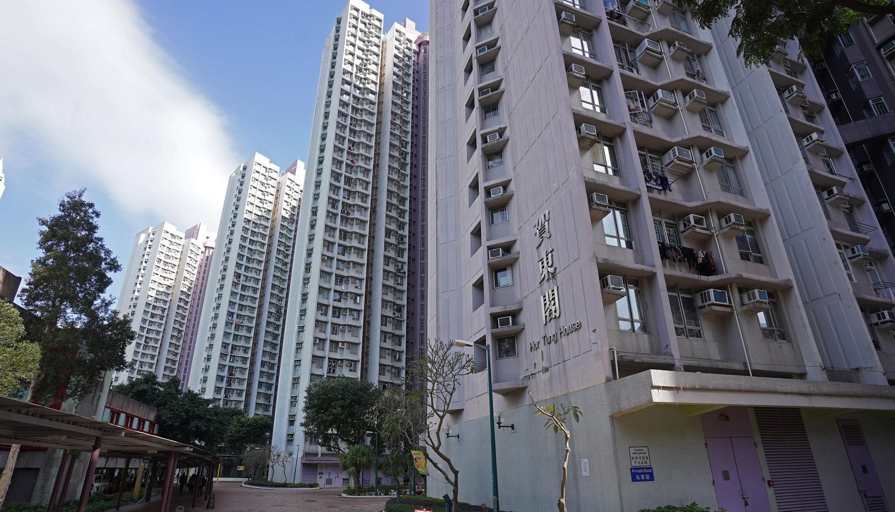 東涌居屋裕東苑E座中層大三房戶，最新以居二市場價445萬元沽出，平均呎價6,889元。