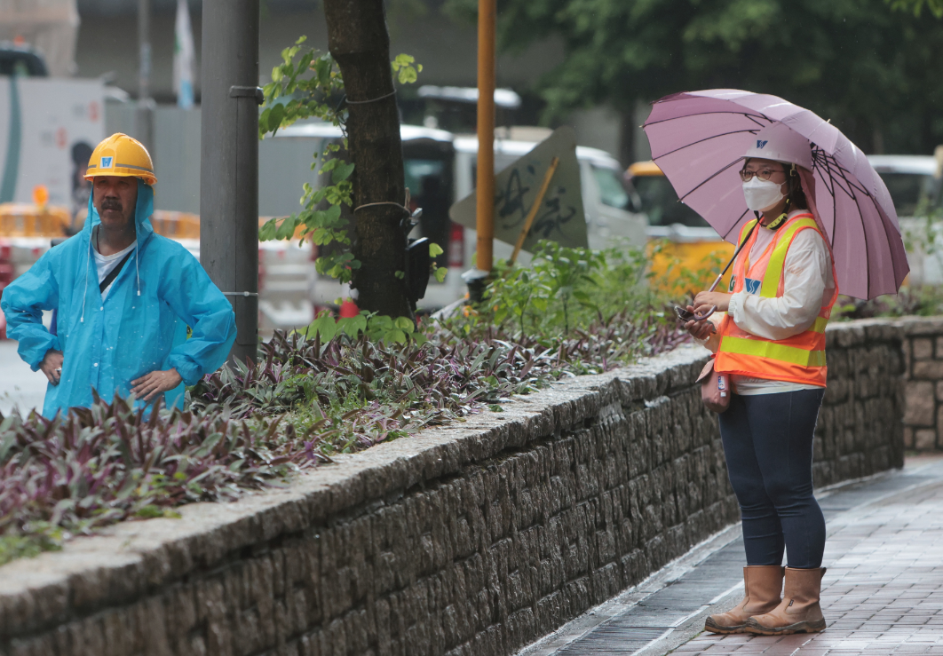 勞工處提醒僱主應盡早預先訂明僱員在暴雨警告下及「極端情況」及其後的工作安排，包括上班、下班、復工及遙距工作等。(中通社)