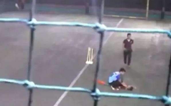 11歲男童沙烏里亞被板球擊中後，倒地昏迷。(互聯網)