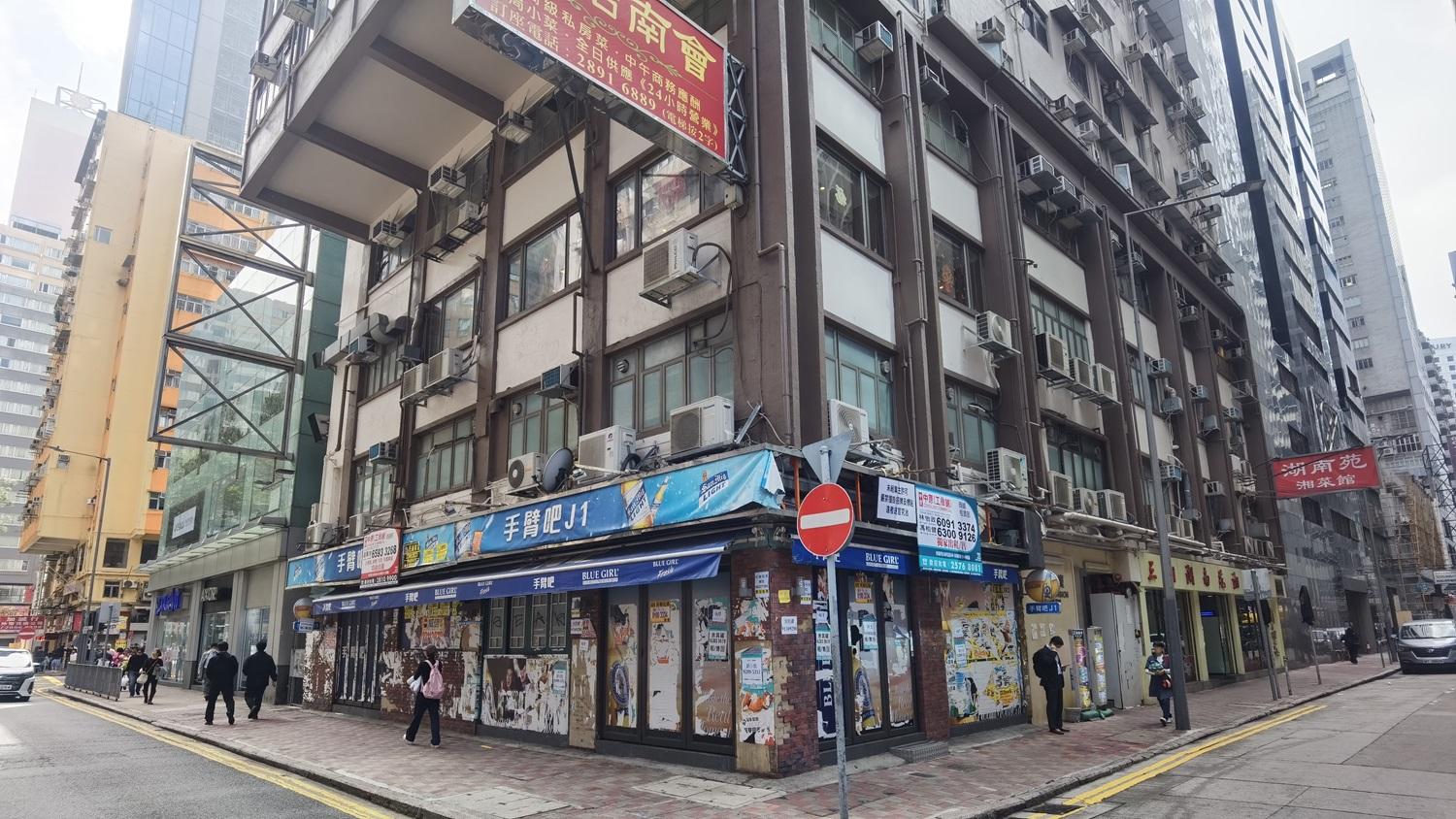 灣仔區3月份錄約21宗舖位租賃成交，按月增約10%，已連升兩個月；新近有業主放售罕有四相連地舖物業，意向價約4,500萬元。(中原提供)