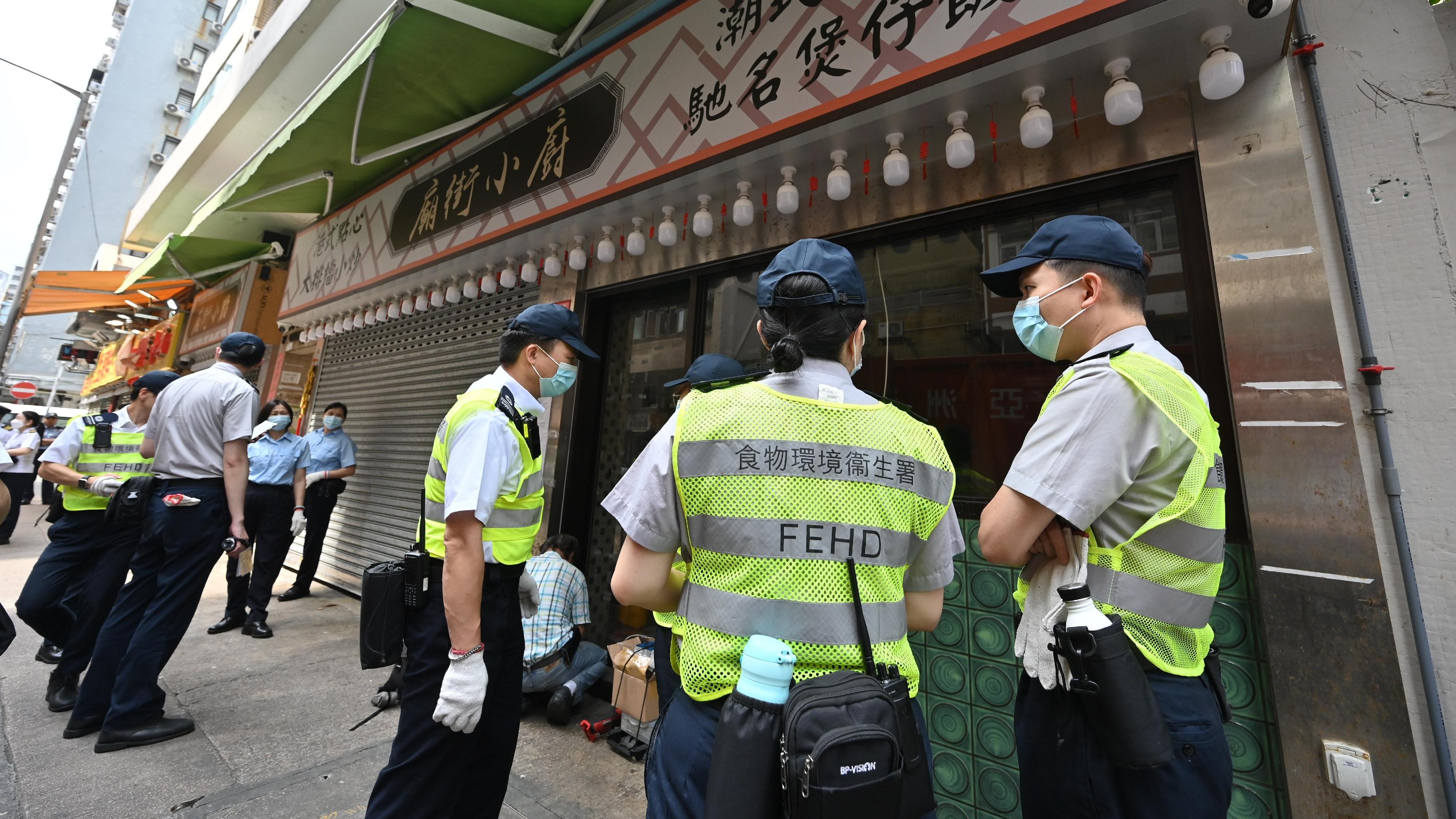 食環署今日(8日)聯同相關部門執行封閉令，封閉油麻地「廟街小廚」和「聯發小廚」，兩間食肆涉及持續無牌經營及嚴重阻街。(政府新聞處)