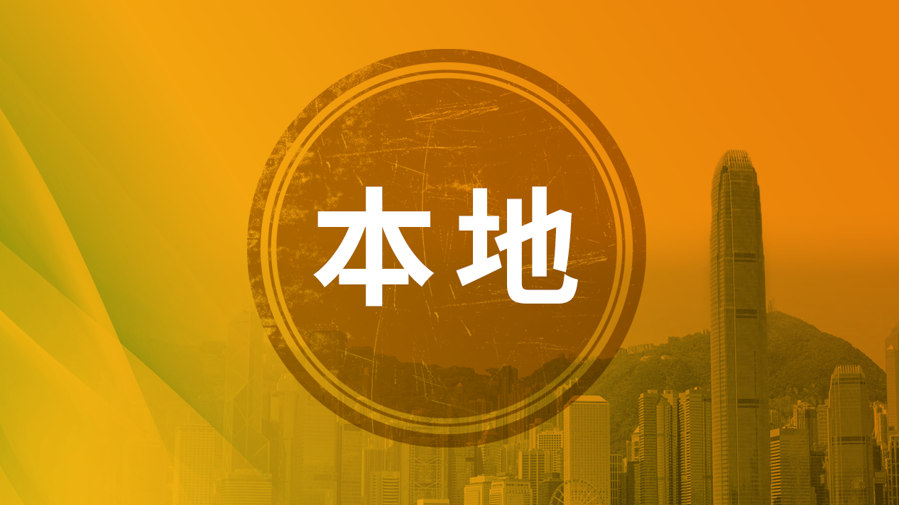 今午(16日)約3時許，屯門青山公路新墟段一間學校，一名13歲女學生上課期間突亮出一把長約30厘米的利刀，從後襲擊另一名同齡男同學。