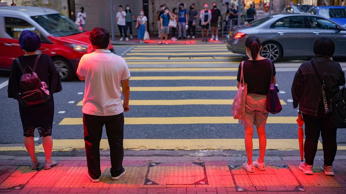 運輸署目標年底前在100個過路處安裝投射紅光的輔助裝置。(資料圖片)