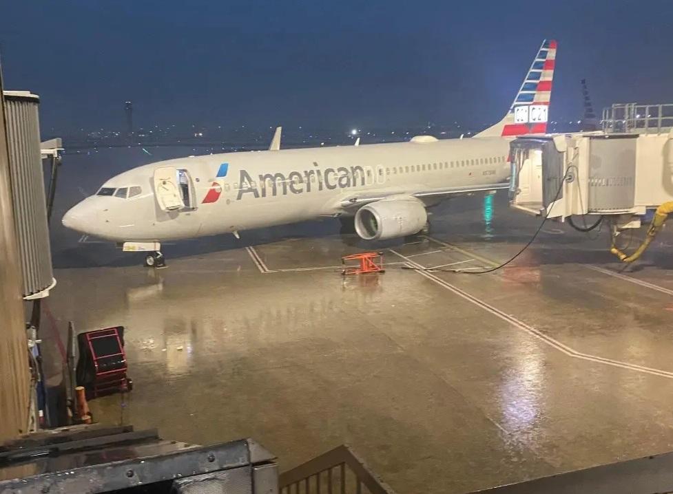 雷暴下波音客機被強風吹開，脫離空橋。(互聯網)