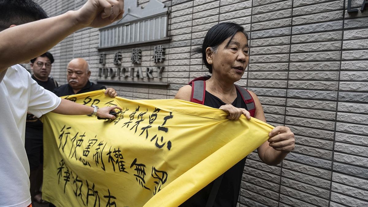 社民連陳寶瑩和曾建成等人，今早到西九龍裁判法院外拉橫額示威。(美聯社)