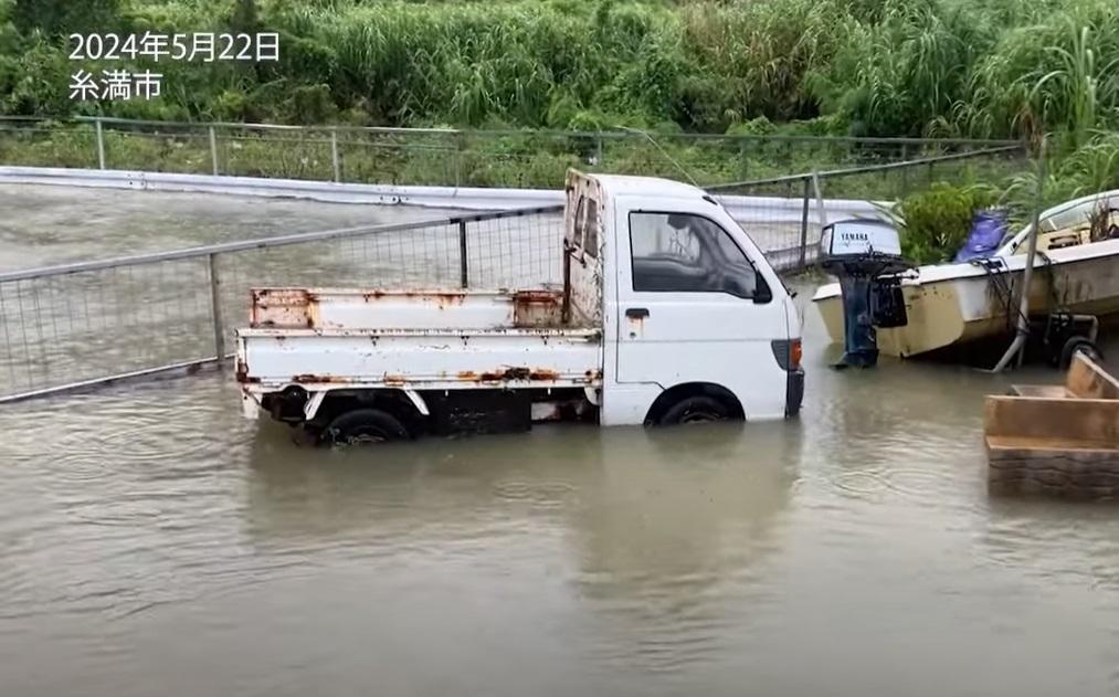 沖繩縣糸滿市部分地區成為澤國，有貨車浸於水中，水深至車輪位置。(互聯網)
