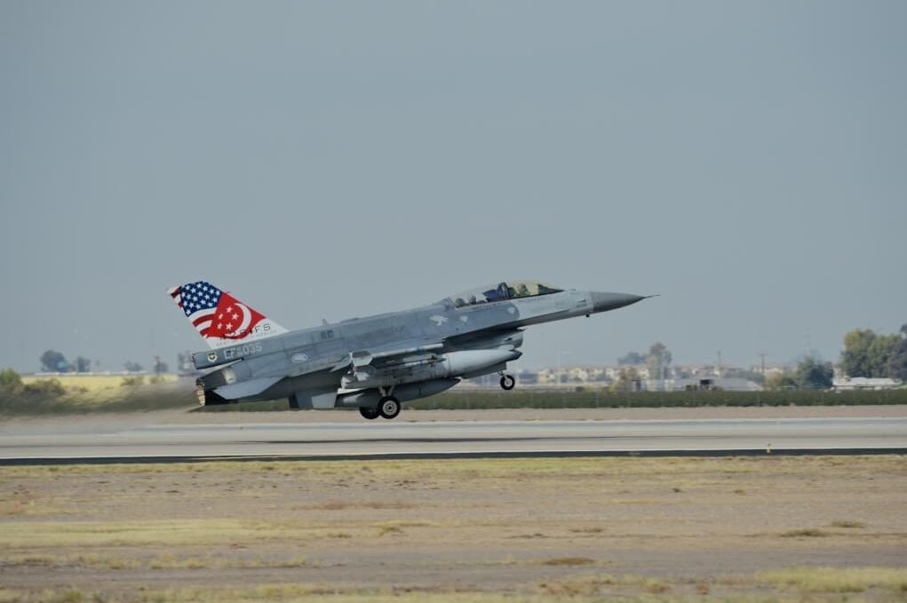 圖為美國空軍基地裡一架隸屬新加坡空軍的F16戰機。(互聯網)
