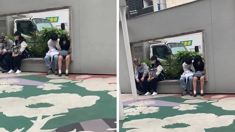 男學生把手伸進女友褲浪或短裙內並有所動作(左)，坐在另一旁的男子忍不住張望(右)。(互聯網)