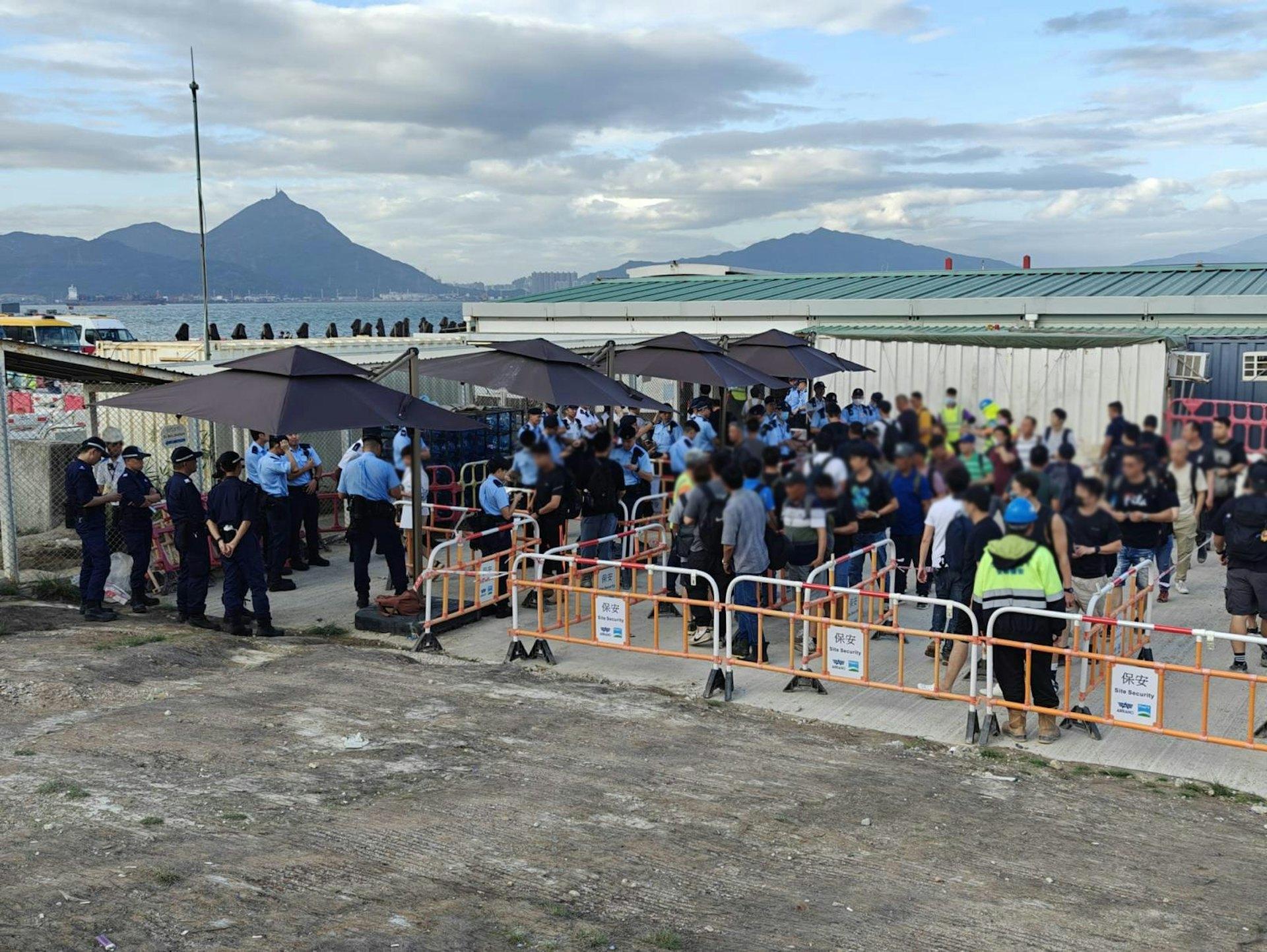機場警區及新界南總區警察機動部隊人員，聯同入境處及機管局人員，今(29日)午在機場第三跑道工程地盤東碼頭一帶，展開代號「冠軍」的反罪惡行動，拘捕兩男一女本地人。(警方圖片)