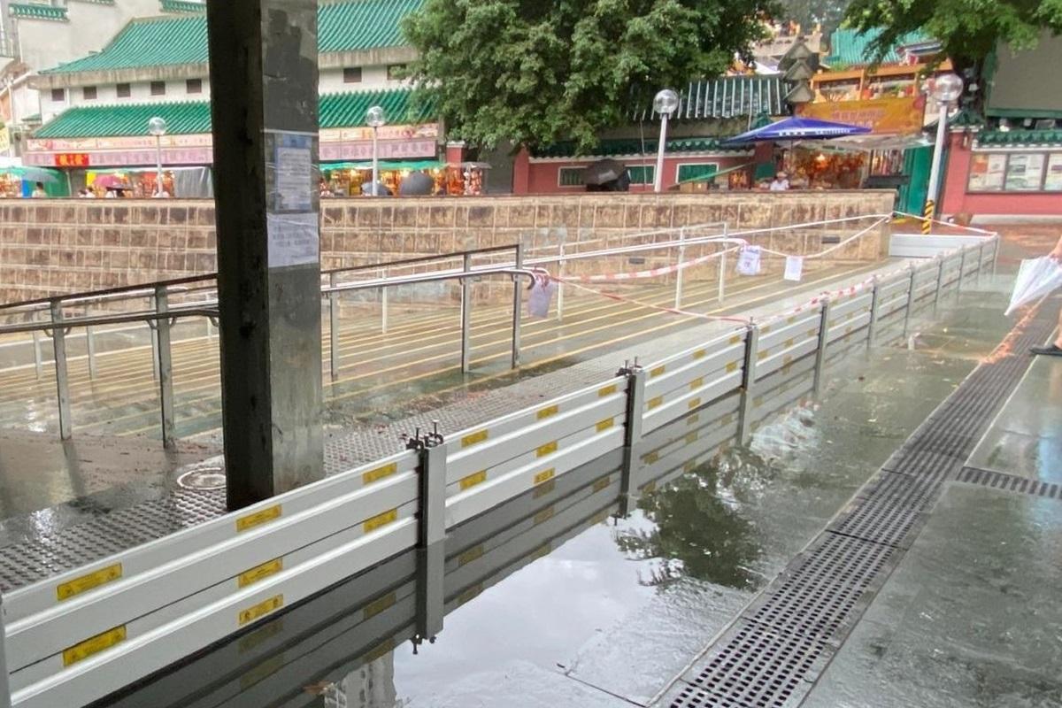 黃大仙廟宇廣場百步梯位置已加設擋水板。(何永賢FB)
