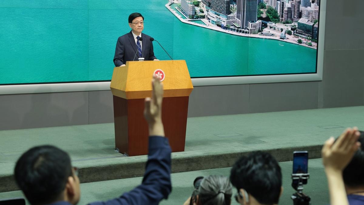 李家超表示，會繼續關注《願榮光》禁制令的事態發展。(中通社)