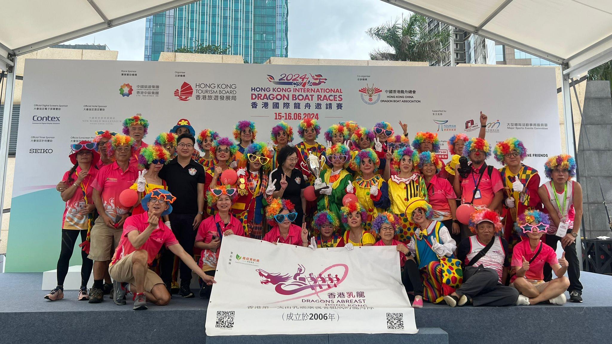 香港乳龍以「小丑」為主題奪冠。 (李景玉攝)