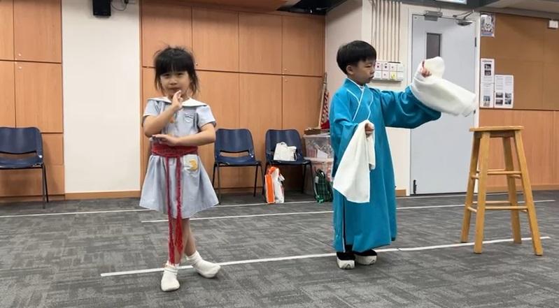人仔細細，功架十足，聲輝小演員努力為7月1日舉行的「雛聲頌揚：香港回歸祖國27周年慈善兒童粵劇2024」排練。