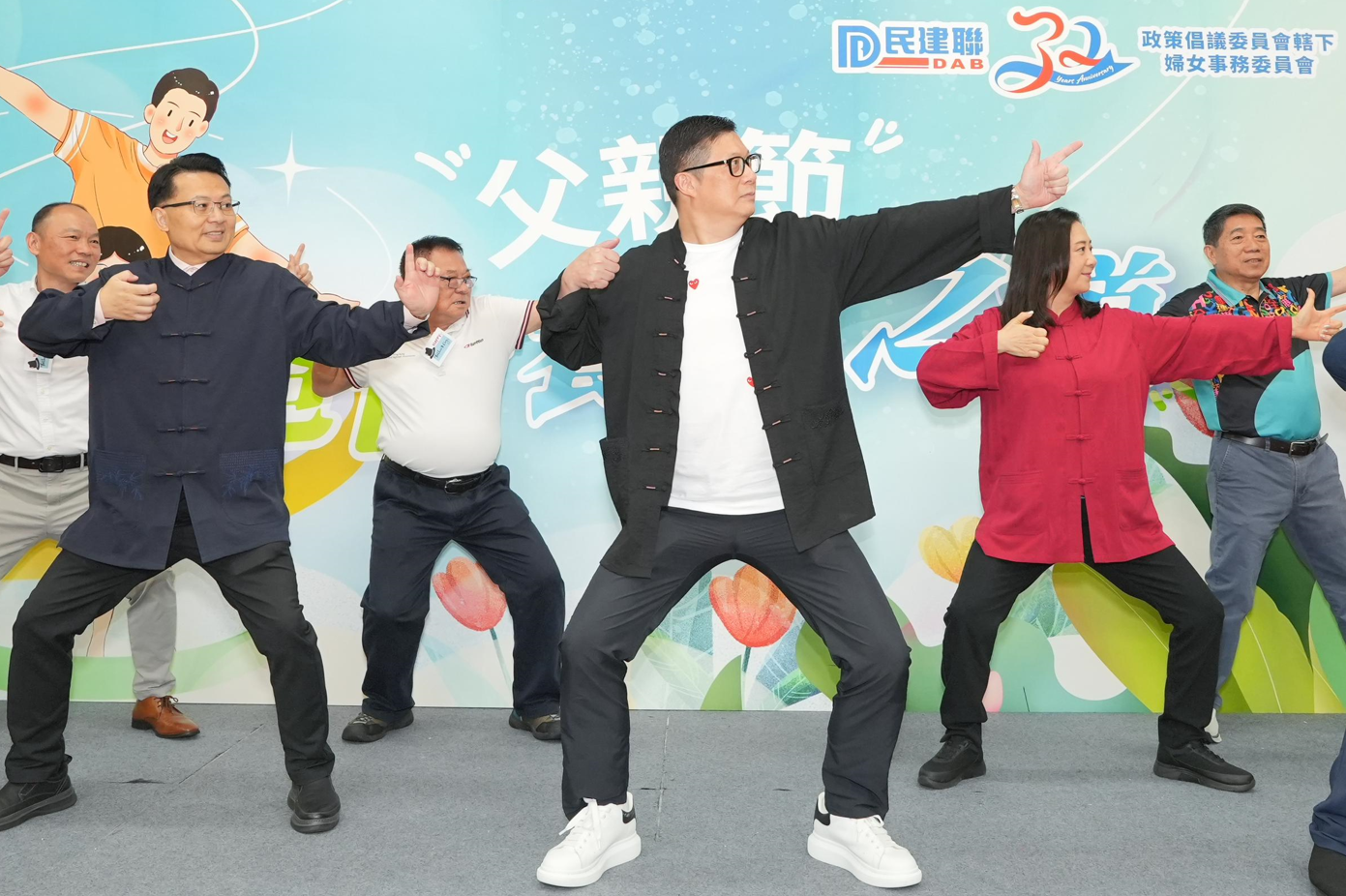 鄧炳強耍八段錦推廣運動養生。