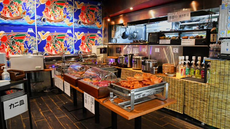 東京澀谷採取外國遊客與本地人兩種收費制的海鮮放題餐廳。(互聯網)