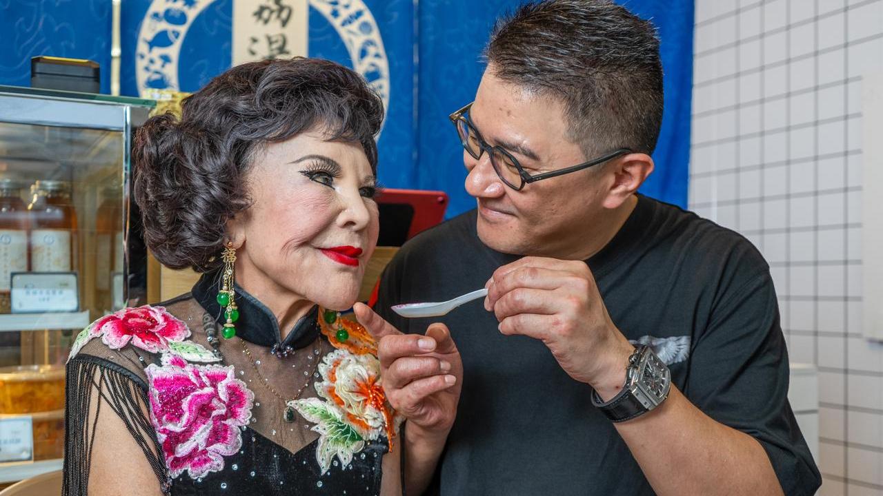 夏蕙BB餵飲榴槤雞湯 預告新光開騷回到60年代