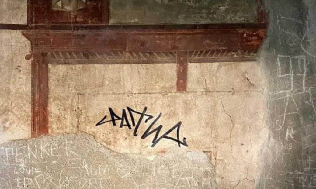 意大利古城牆遭簽名塗鴉，缺德男遊客面臨最高51萬罰款。(X)