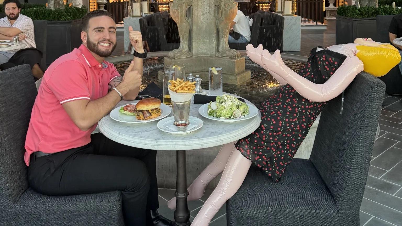 男子帶充氣公仔到高級餐廳餵食，侍應拍片分享遭炒魷。(X)