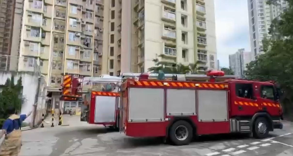 大圍美田邨單位冒煙，揭男子胸口有刀傷昏迷廁所。(電視截圖)